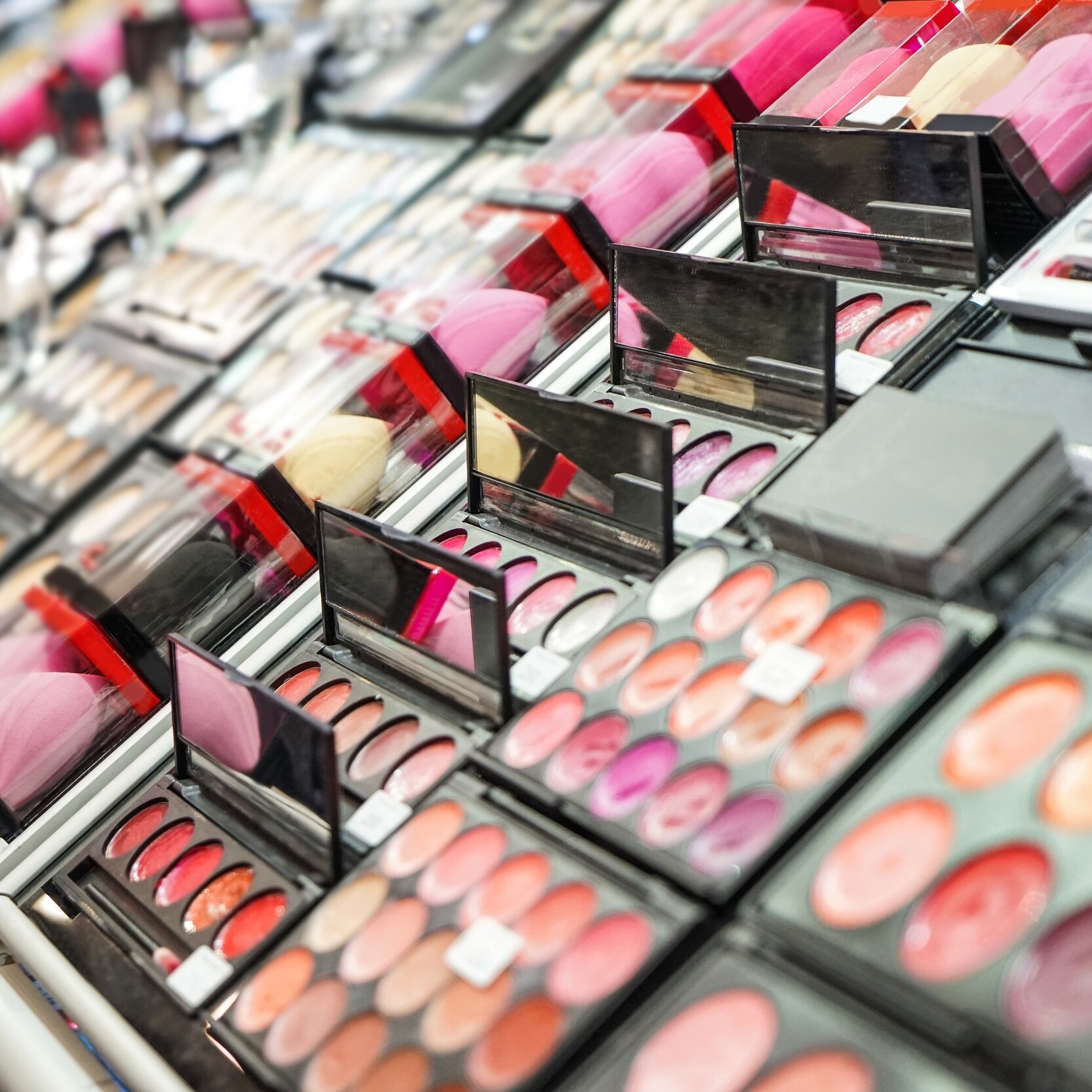 Different,Cosmetics,In,Modern,Shop